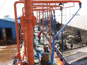 運沙船卸沙現場(chǎng)